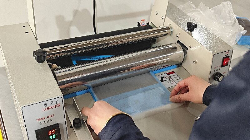 Tres factores que afectan la película de laminación térmica: temperatura, velocidad y presión.